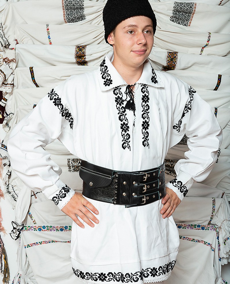 Costum popular barbat Silviu cu curea de piele