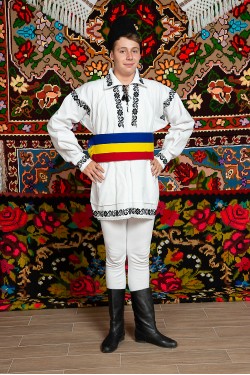 Costum popular barbat Silviu cu tricolor