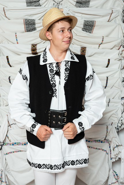 Costum popular barbat campie cu vesta