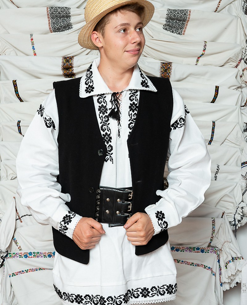 Costum popular barbat campie cu vesta