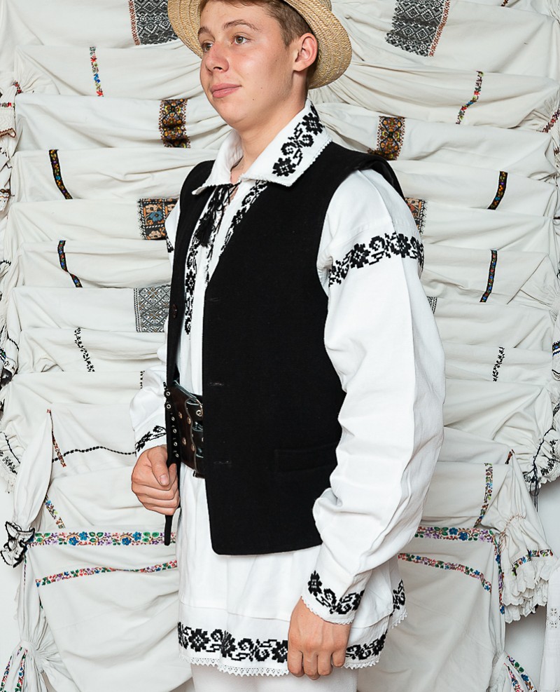 Costum popular barbat campie cu vesta