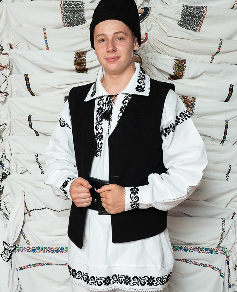 Costum popular barbat campie cu vesta