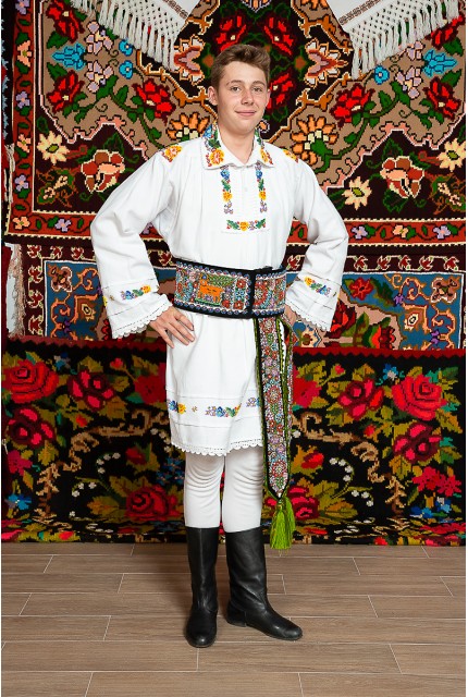 Costum popular barbat cu margele Ionut