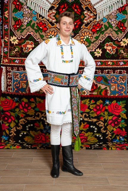 Costum popular barbat cu margele Ionut