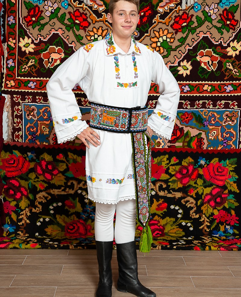 Costum popular barbat cu margele Ionut