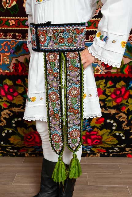 Costum popular barbat cu margele Ionut