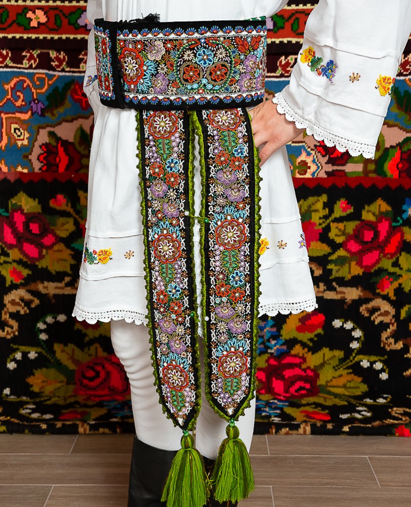 Costum popular barbat cu margele Ionut
