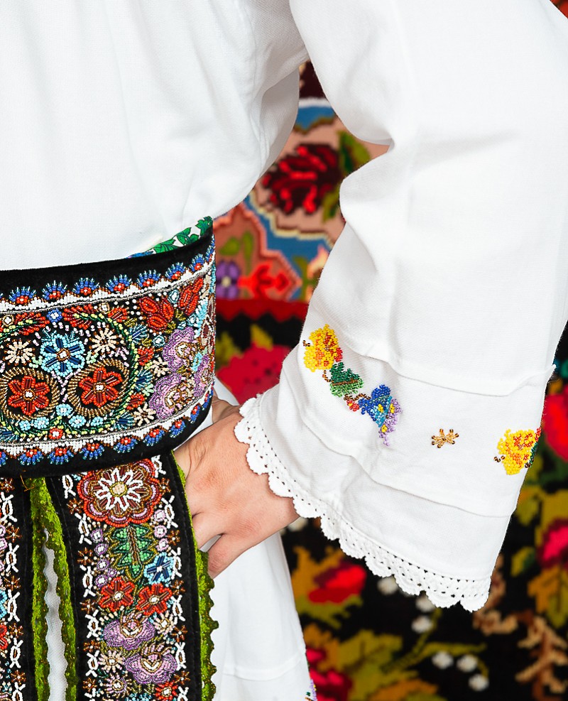 Costum popular barbat cu margele Ionut