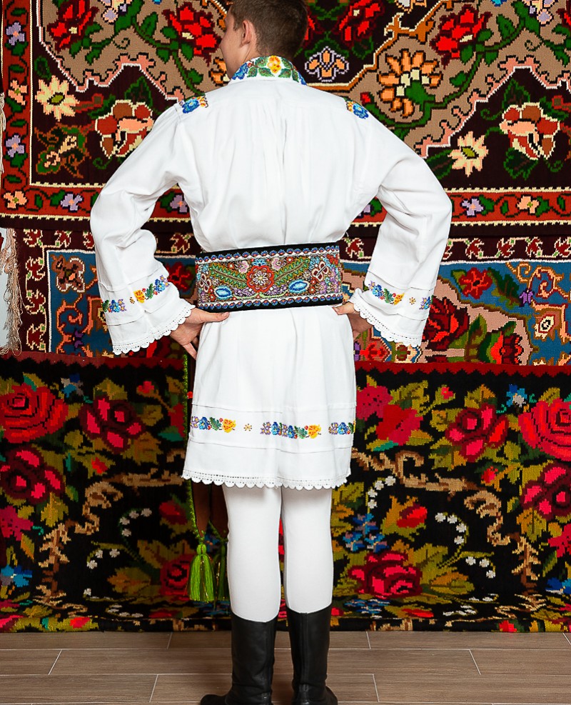 Costum popular barbat cu margele Ionut