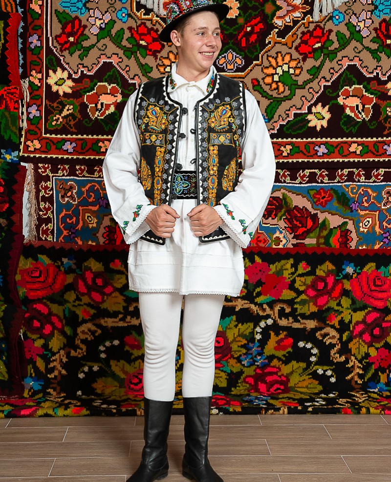 Costum popular barbat Vasile cu clop