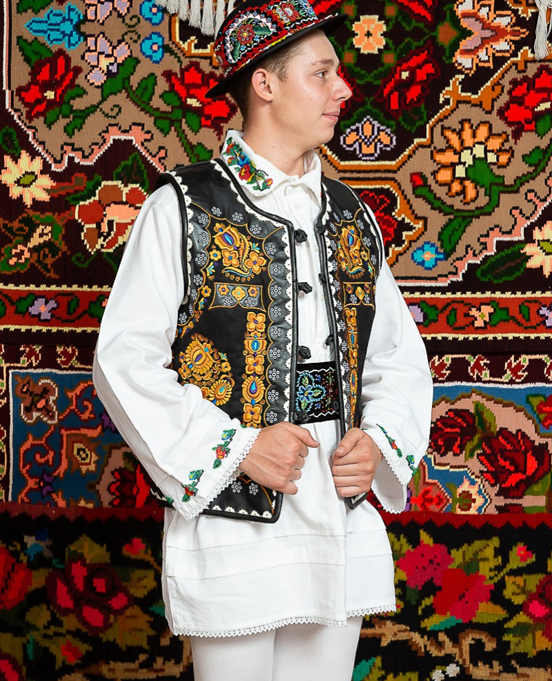 Costum popular barbat Vasile cu clop