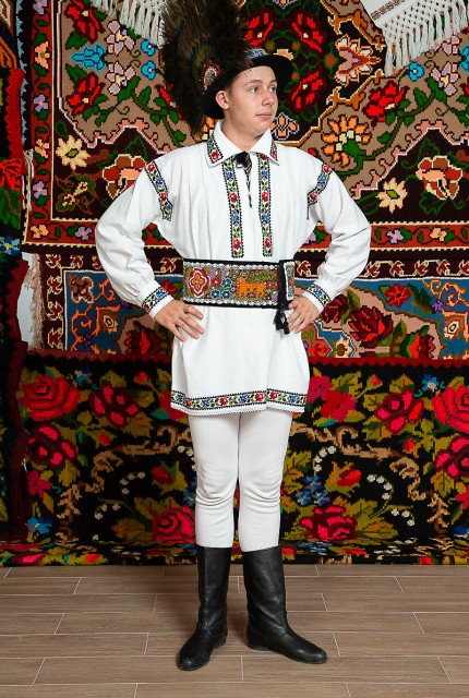 Costum popular barbat Cristian cu clop cu păun