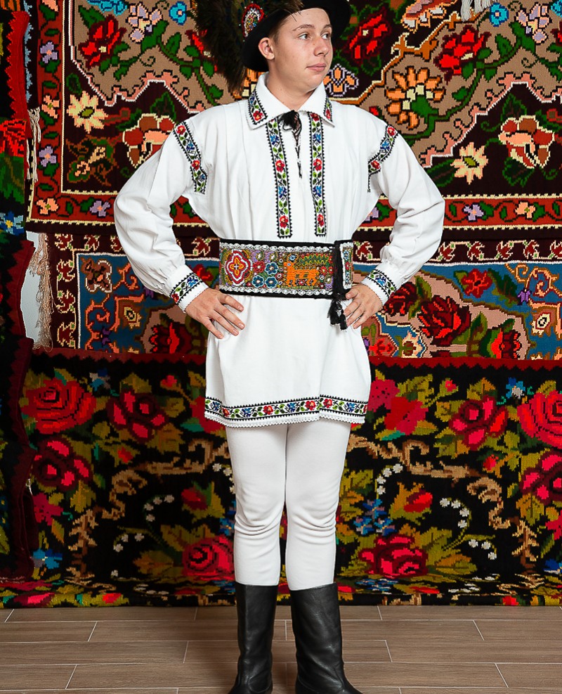 Costum popular barbat Cristian cu clop cu păun