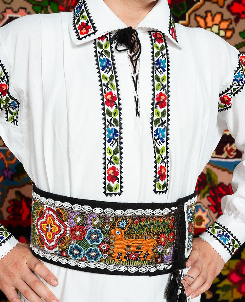 Costum popular barbat Cristian cu clop cu păun