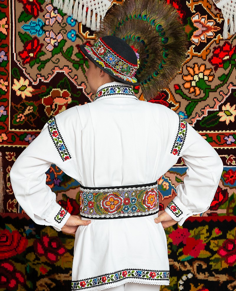 Costum popular barbat Cristian cu clop cu păun