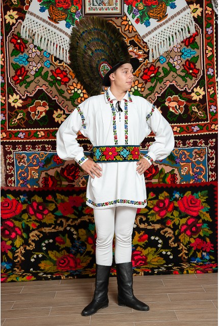 Costum popular barbat Somes mic cu clop cu patru randuri de pene de paun 