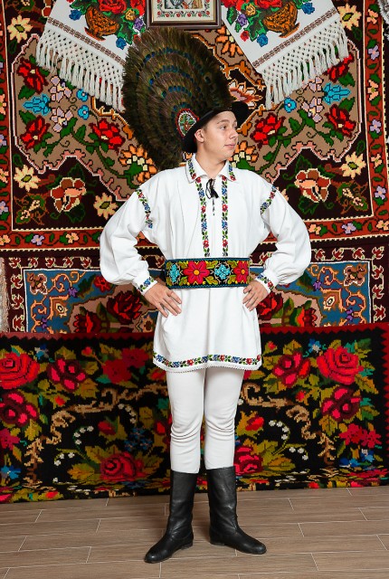 Costum popular barbat Somes mic cu clop cu patru randuri de pene de paun 