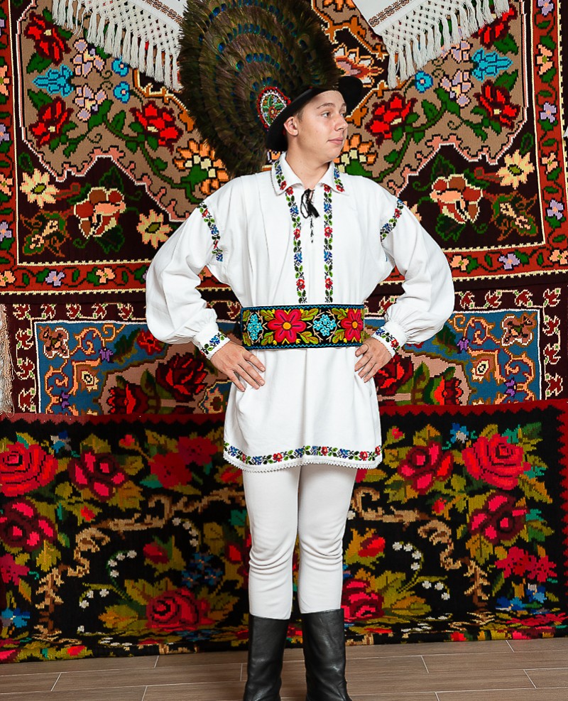 Costum popular barbat Somes mic cu clop cu patru randuri de pene de paun 