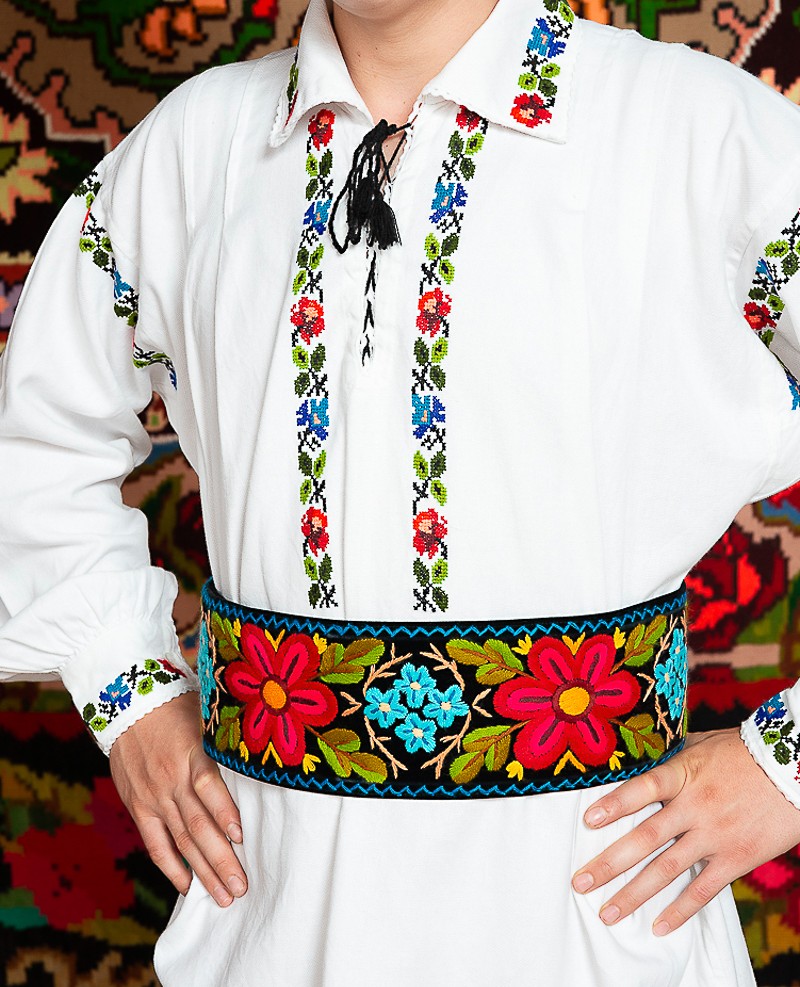 Costum popular barbat Somes mic cu clop cu patru randuri de pene de paun 