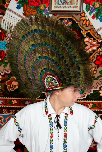 Costum popular barbat Somes mic cu clop cu patru randuri de pene de paun 