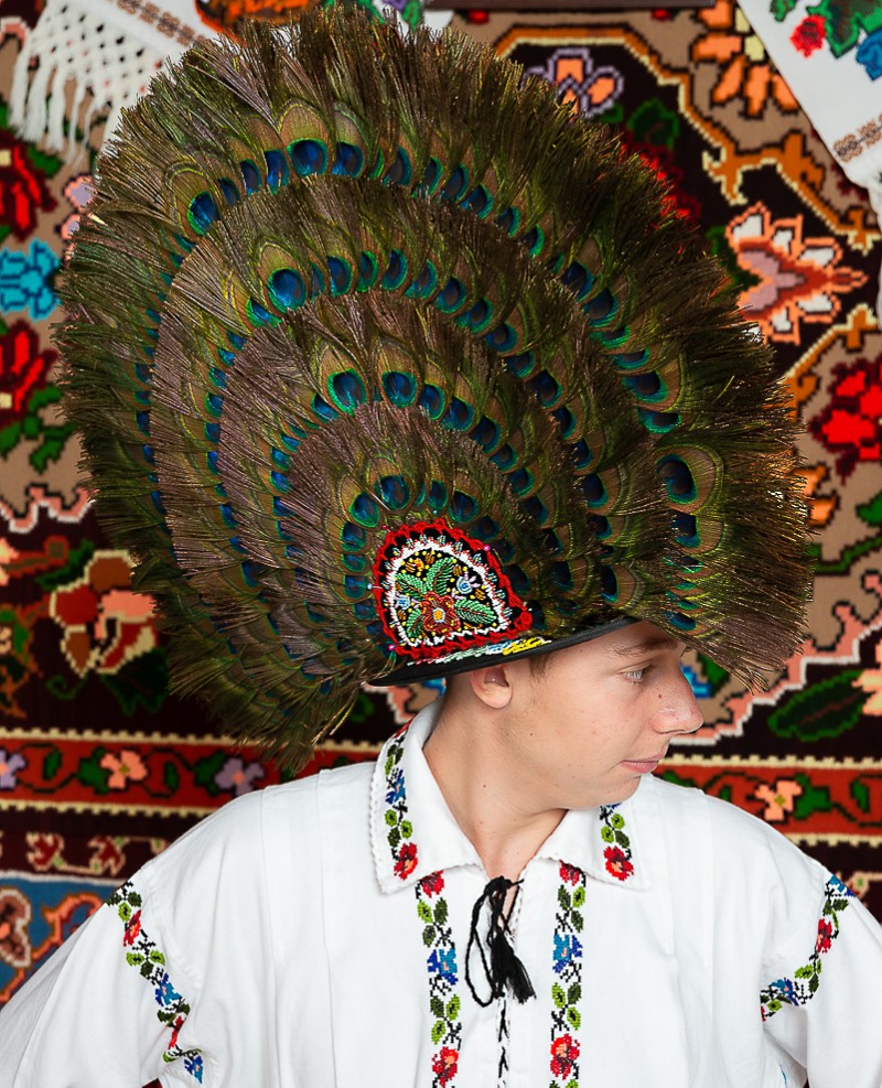 Costum popular barbat Somes mic cu clop cu patru randuri de pene de paun 