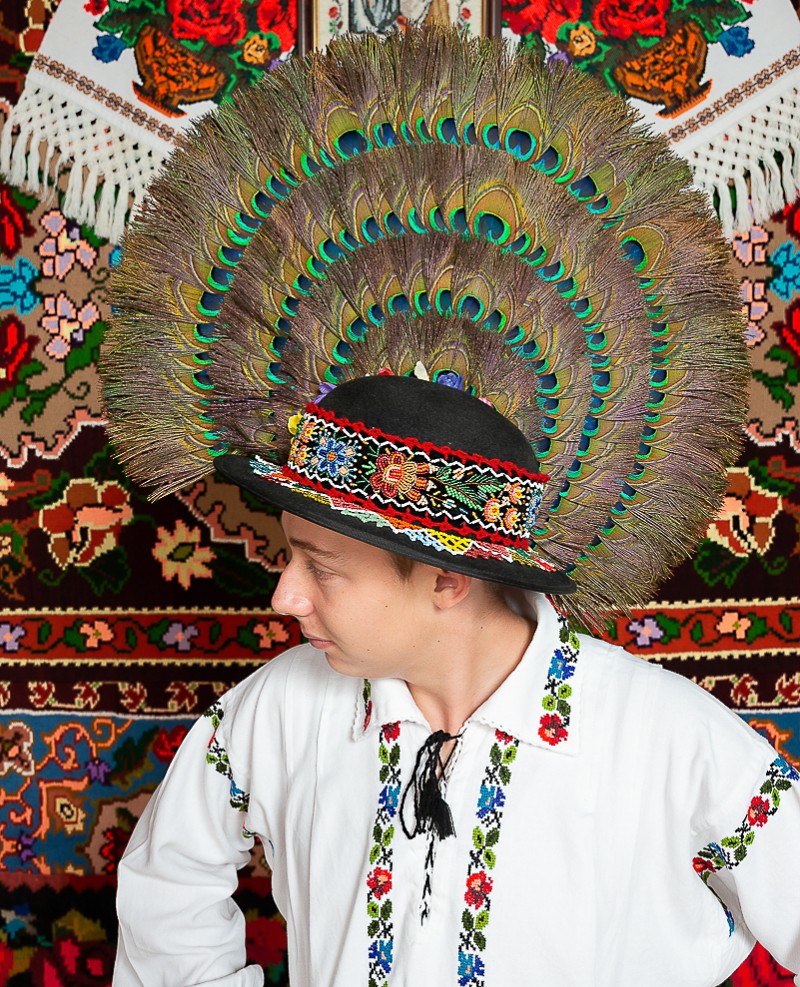 Costum popular barbat Somes mic cu clop cu patru randuri de pene de paun 