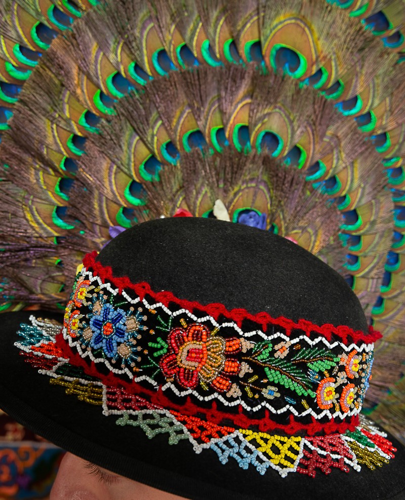 Costum popular barbat Somes mic cu clop cu patru randuri de pene de paun 