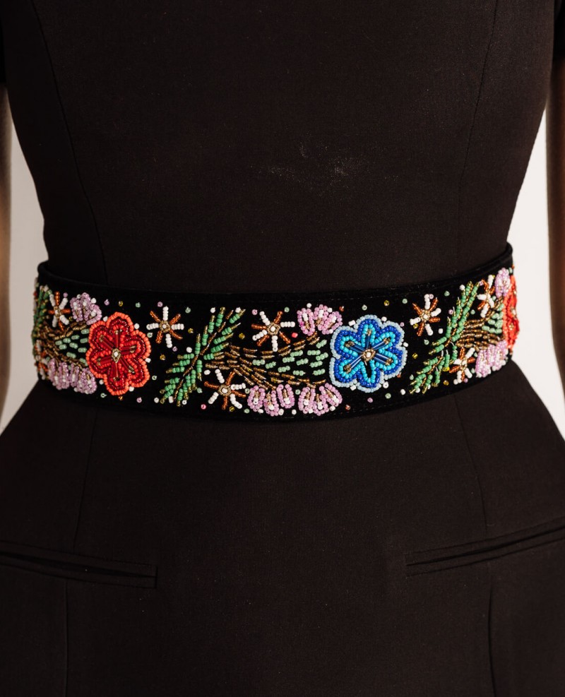 Brau cusut manual cu margele, motiv floral,  lat 6 cm , lungime 100 cm