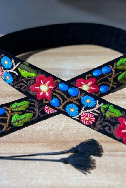Brau cusut manual cu motive florale  lat 6 cm , lungime 100 cm
