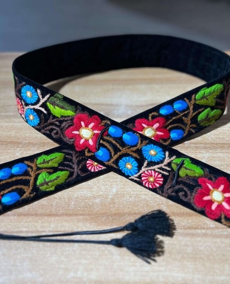 Brau cusut manual cu motive florale  lat 6 cm , lungime 100 cm