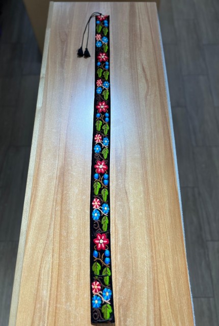 Brau cusut manual cu motive florale  lat 6 cm , lungime 100 cm