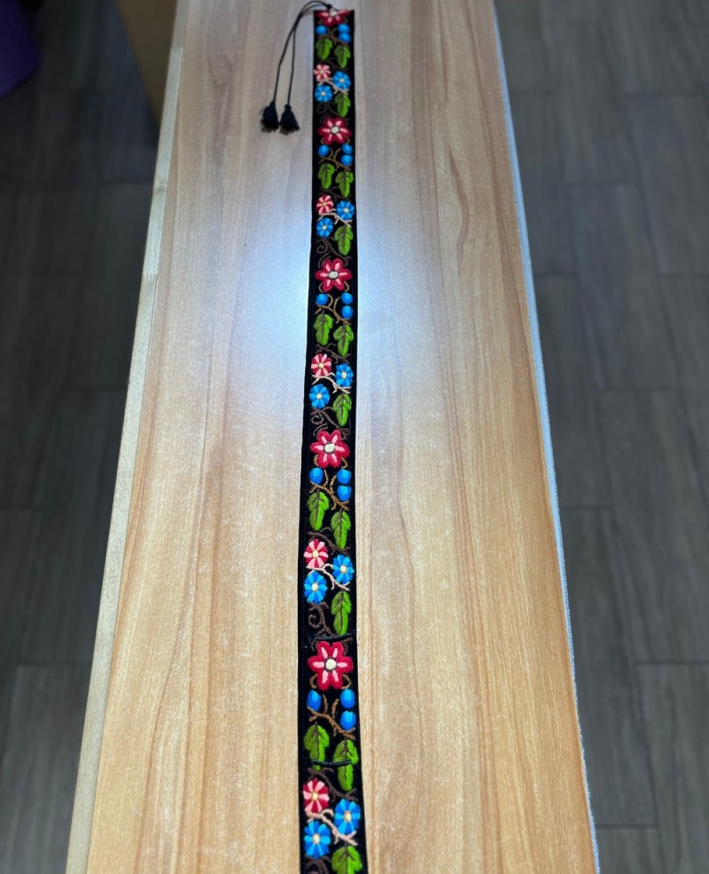 Brau cusut manual cu motive florale  lat 6 cm , lungime 100 cm