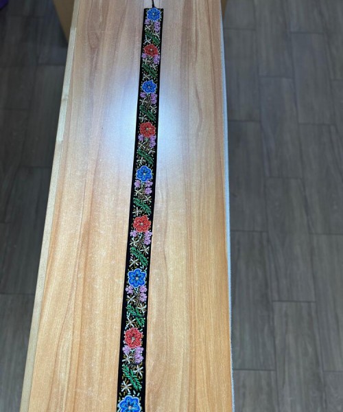 Brau cusut manual cu margele, motiv floral, lat 6 cm , lungime 100 cm Brau cusut manual cu margele, motiv floral, lat 6 cm , lungime 100 cm