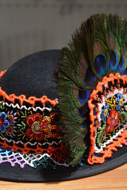 Clop cu pana de paun cu un rand