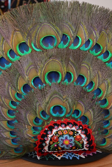 Clop cu pana de paun cu trei randuri