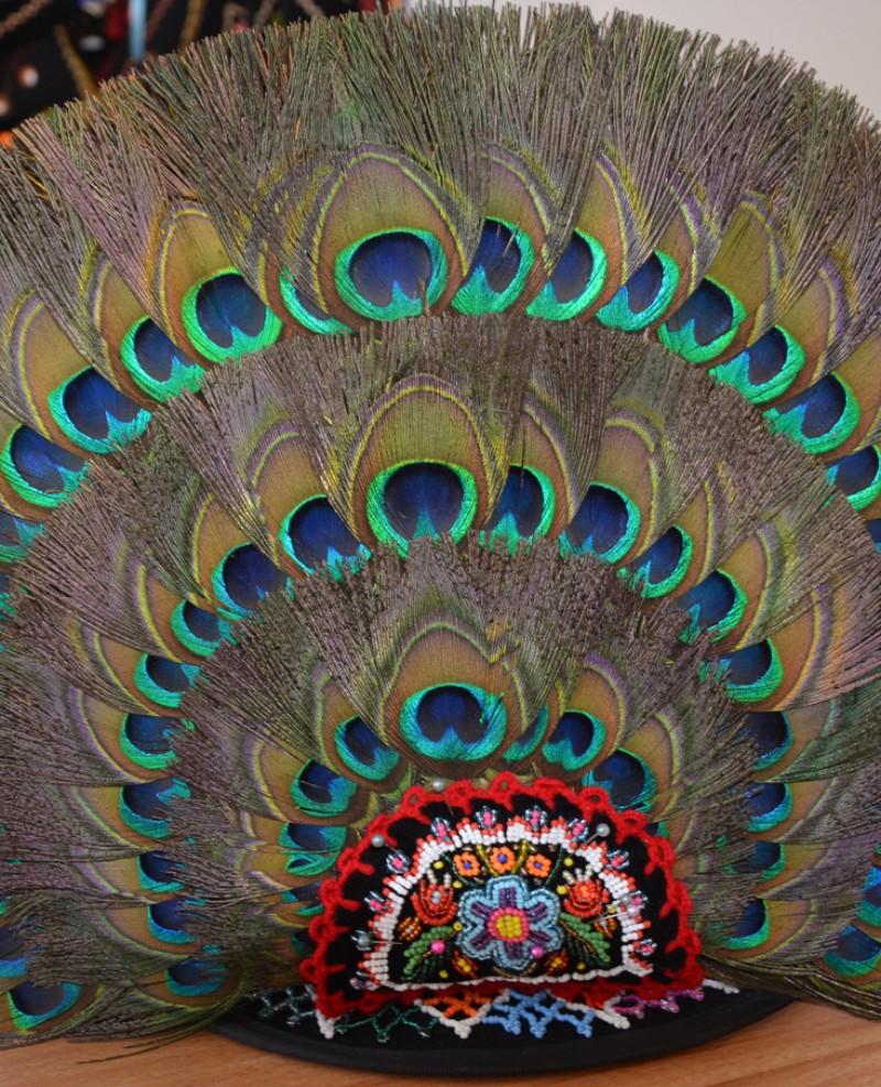 Clop cu pana de paun cu trei randuri