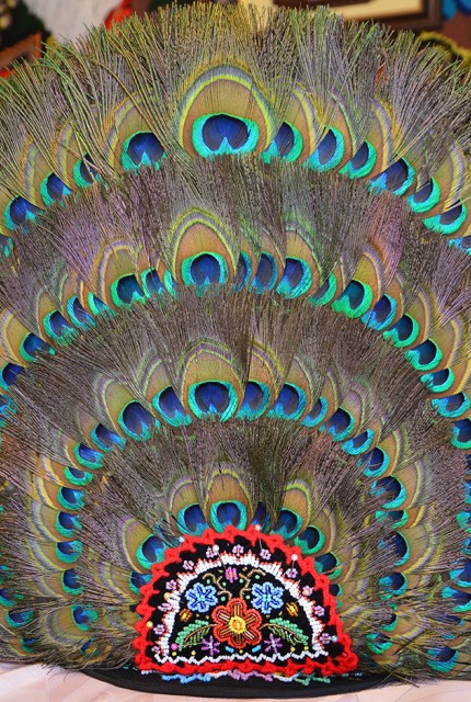 Clop cu pana de paun cu patru randuri