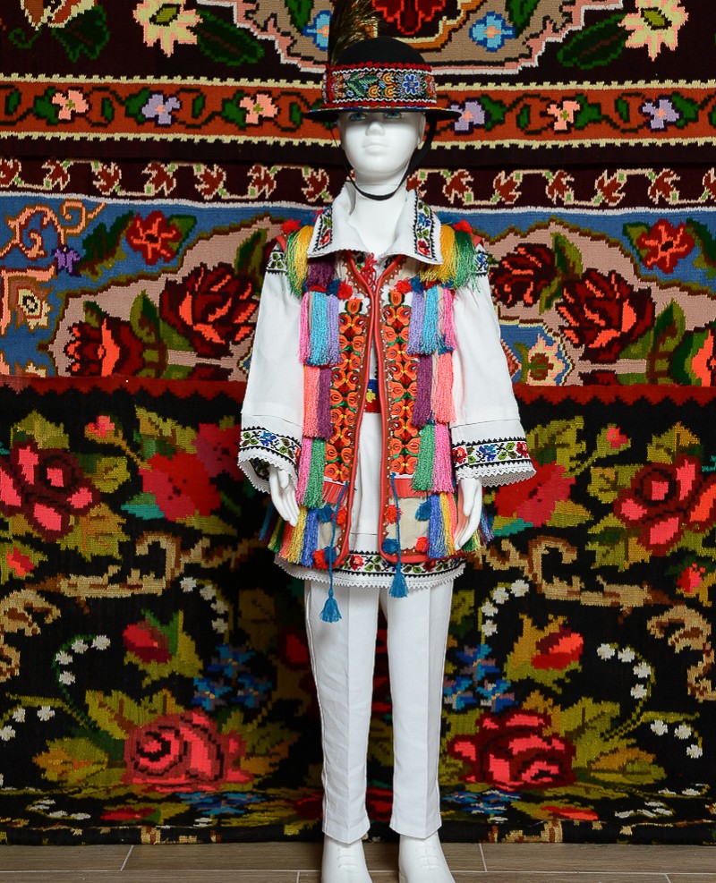 Costum traditional popular baiat Somes cu pieptar cu ciucuri