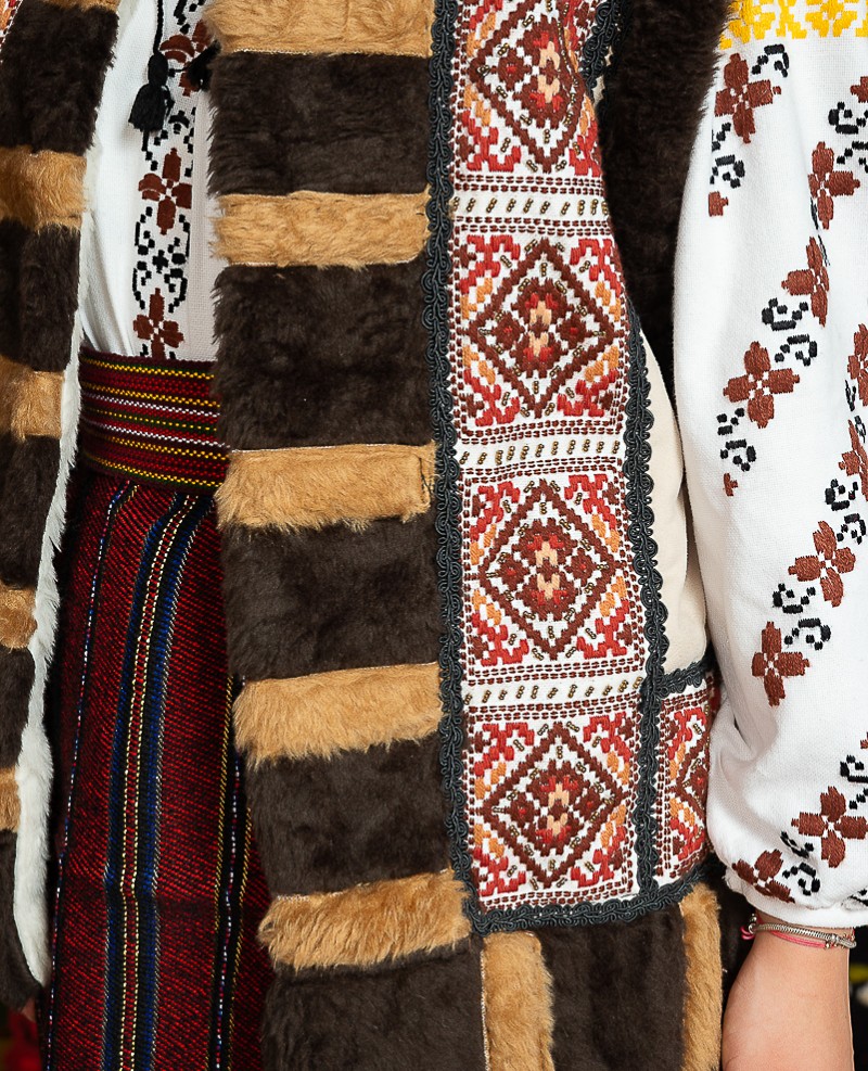 Costum popular femeie  cu cojoc – Letitia