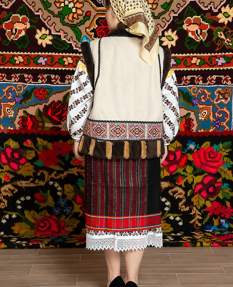 Costum popular femeie  cu cojoc – Letitia