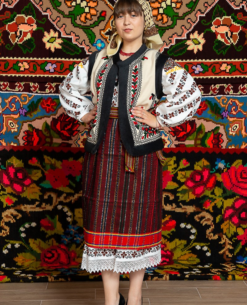 Costum popular femeie  cu pieptar – Letitia