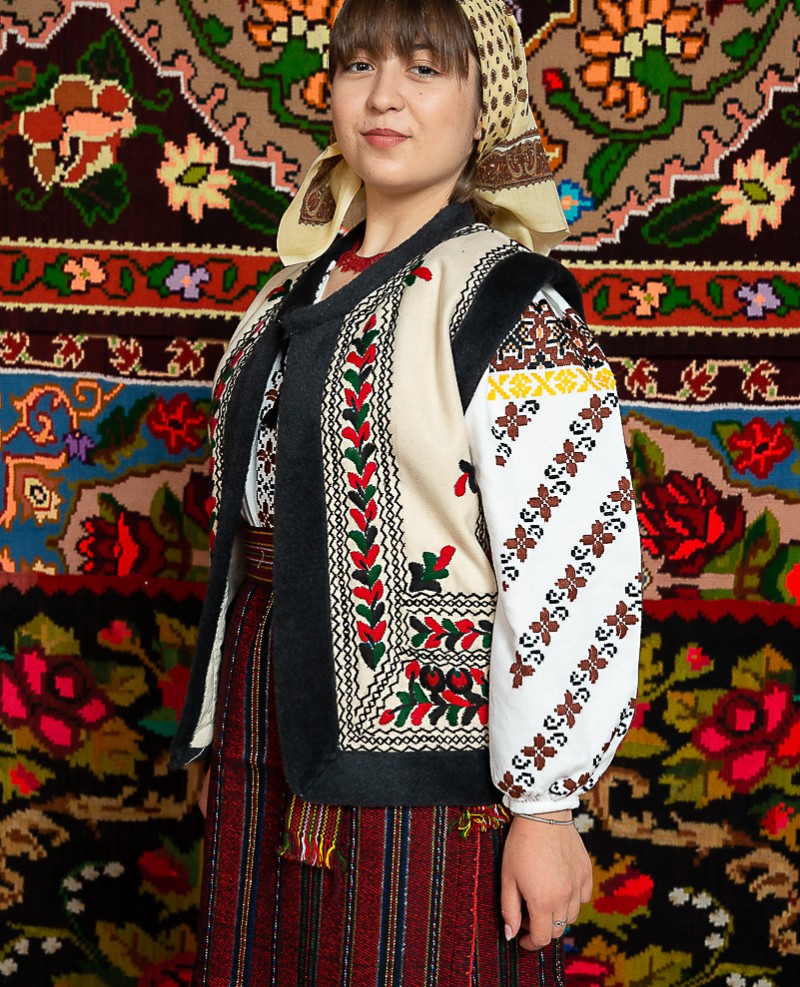 Costum popular femeie  cu pieptar – Letitia