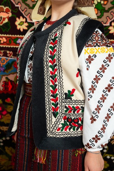 Costum popular femeie  cu pieptar – Letitia