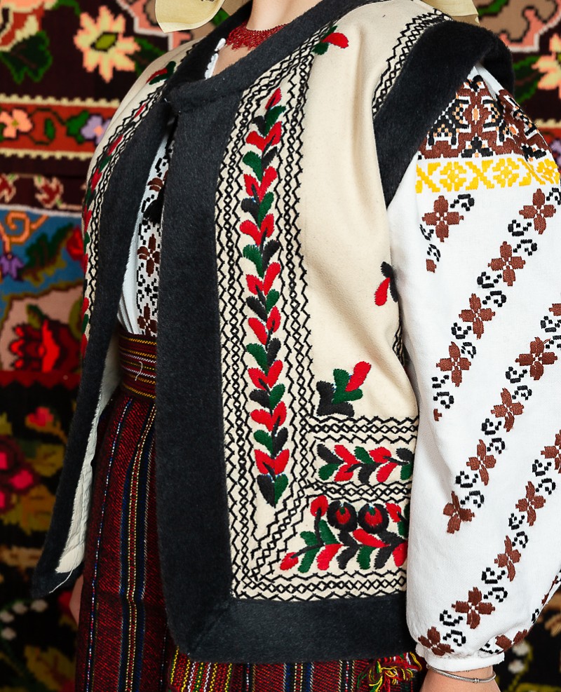 Costum popular femeie  cu pieptar – Letitia