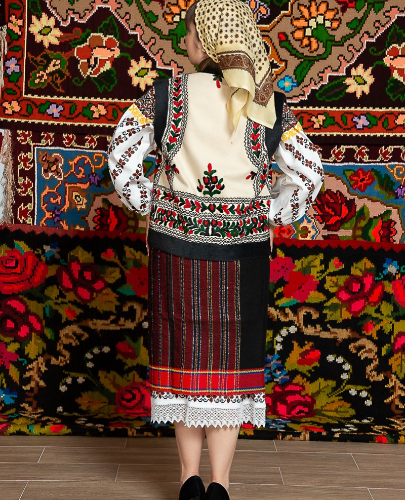 Costum popular femeie  cu pieptar – Letitia