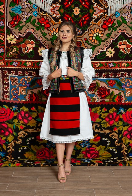 Costum popular femeie  cu pieptar - Maramures