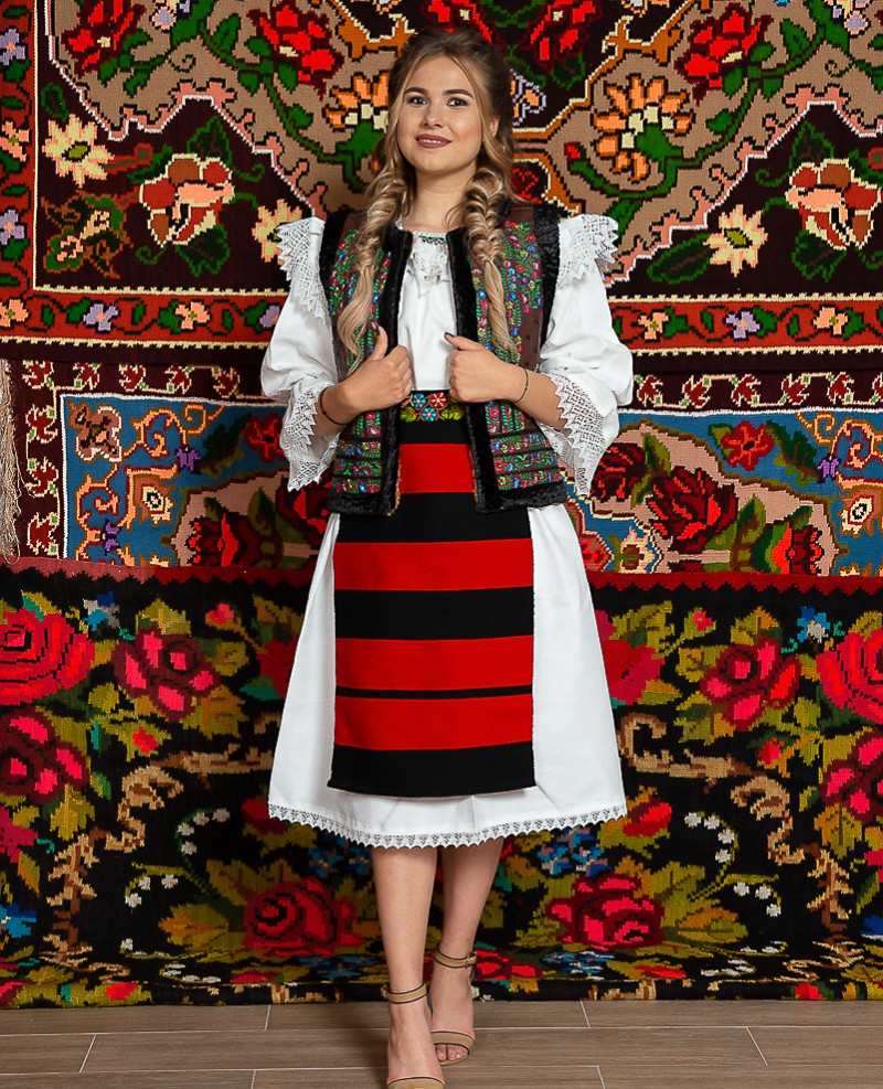 Costum popular femeie  cu pieptar - Maramures
