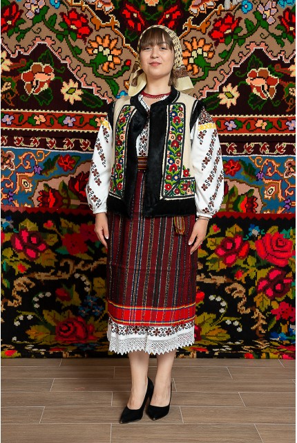 Costum popular femeie  cu pieptar – Daniela