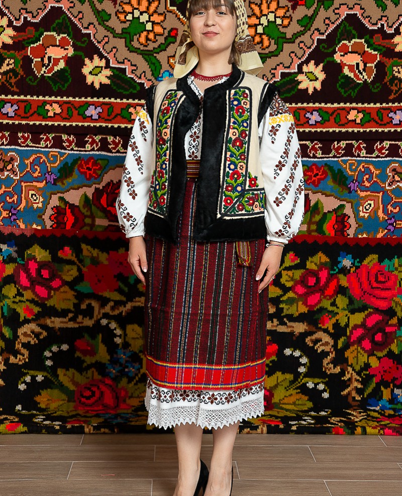 Costum popular femeie  cu pieptar – Daniela