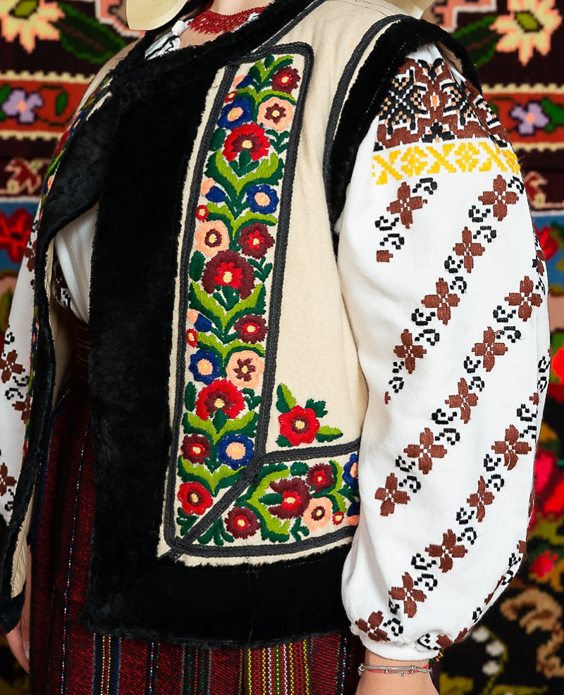 Costum popular femeie  cu pieptar – Daniela